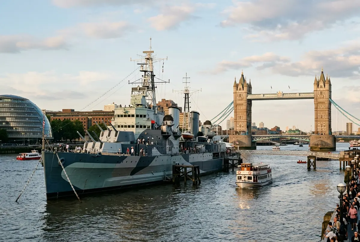 Croiseur HMS Belfast amarré sur la Tamise avec ses tourelles de canons visibles et Tower Bridge en arrière-plan, visite bateau militaire londres
