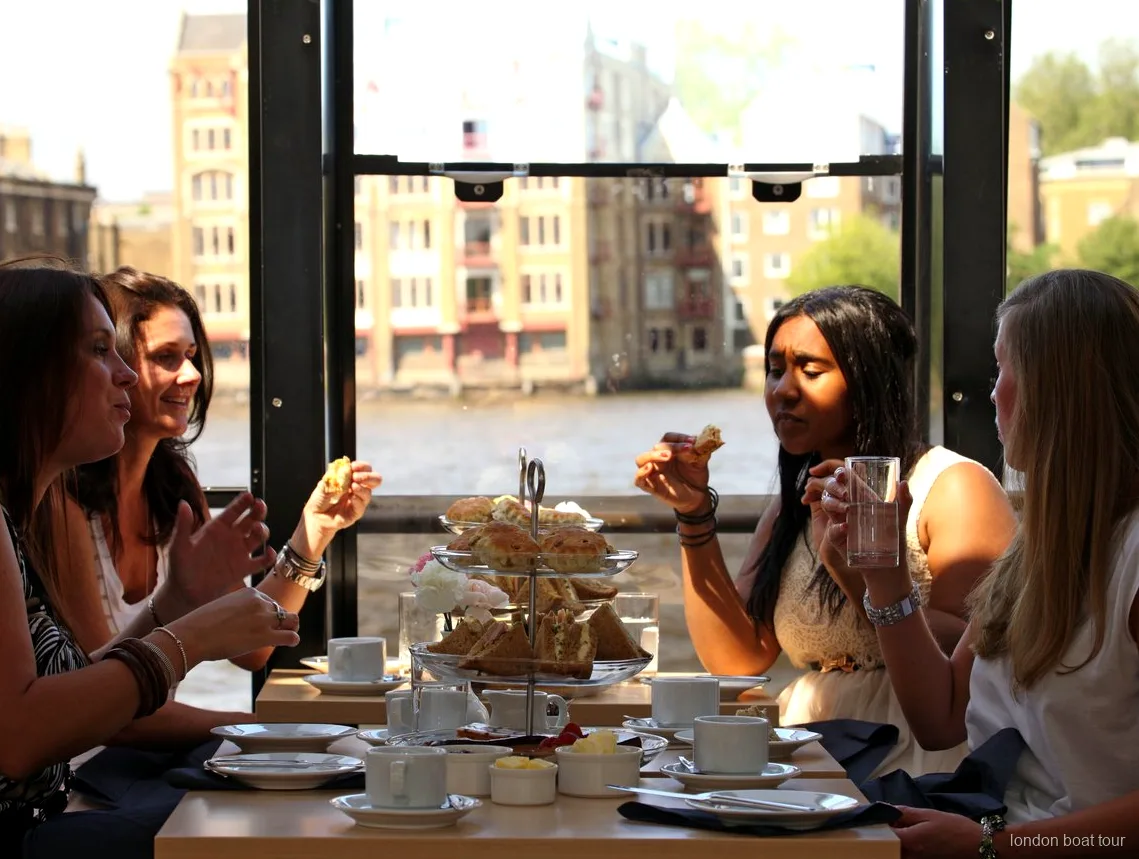 Vånings-fat med tårtor serverat under en afternoon tea upplevelse på en flodkryssning på Themsen