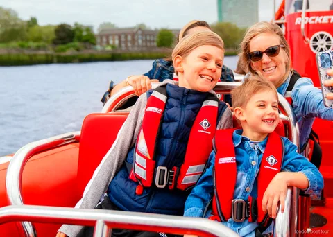 Bateau rapide sur la Tamise filant devant le London Eye à pleine vitesse