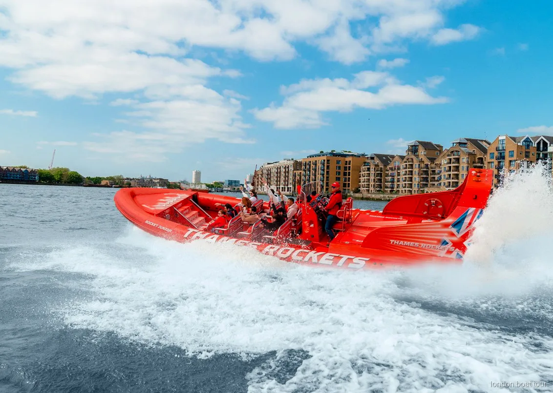 Passagers en gilet de sauvetage sur un bateau rapide à grande vitesse sur la Tamise à Londres