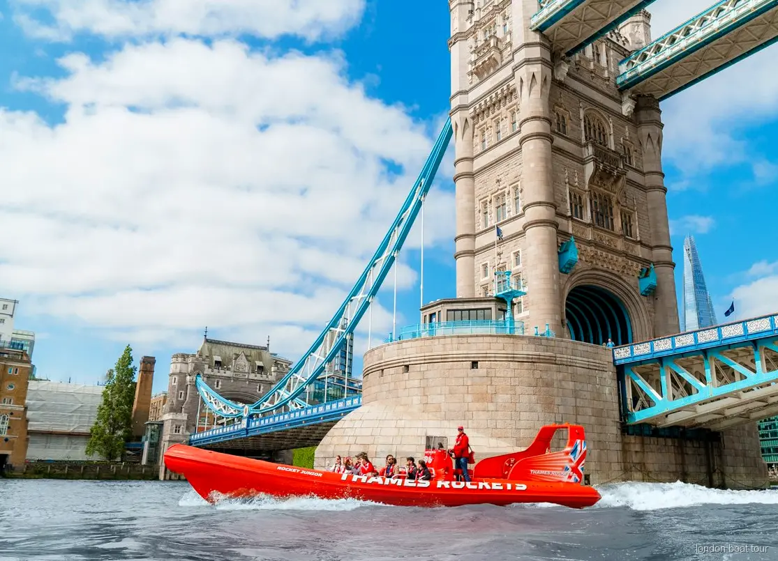 Guide du bateau rapide pointant les monuments de Londres sur la Tamise