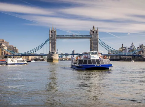 Vaixell del creuer hop-on hop-off atracant en un moll de Londres