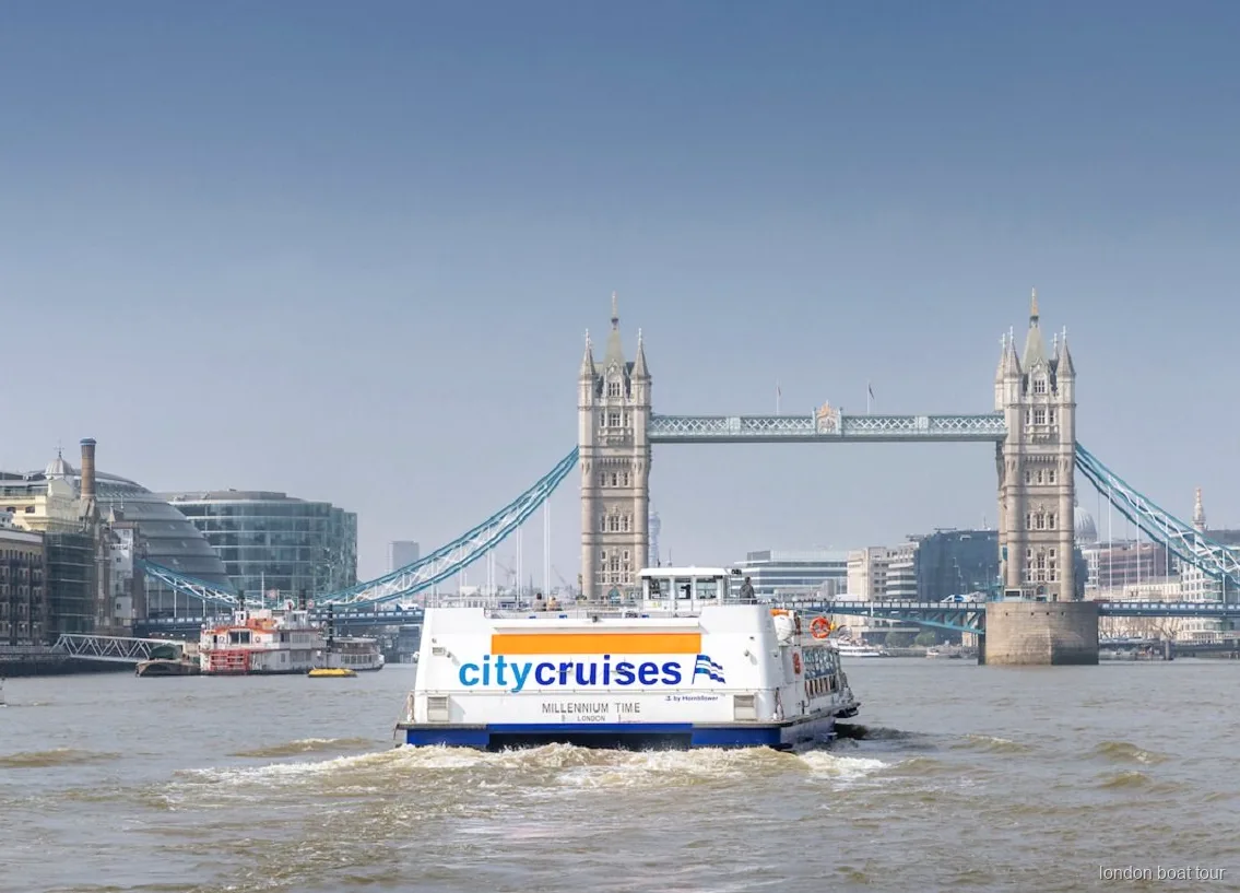 Vista de Tower Bridge des d'un vaixell del creuer hop-on hop-off pel Tàmesi a Londres