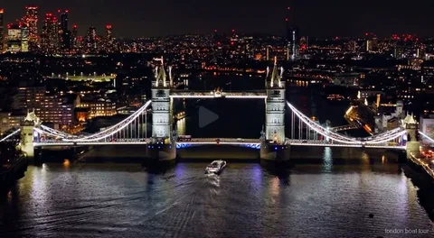 Pont del Tàmesi il·luminat de nit durant el creuer nocturn il·luminat a Londres