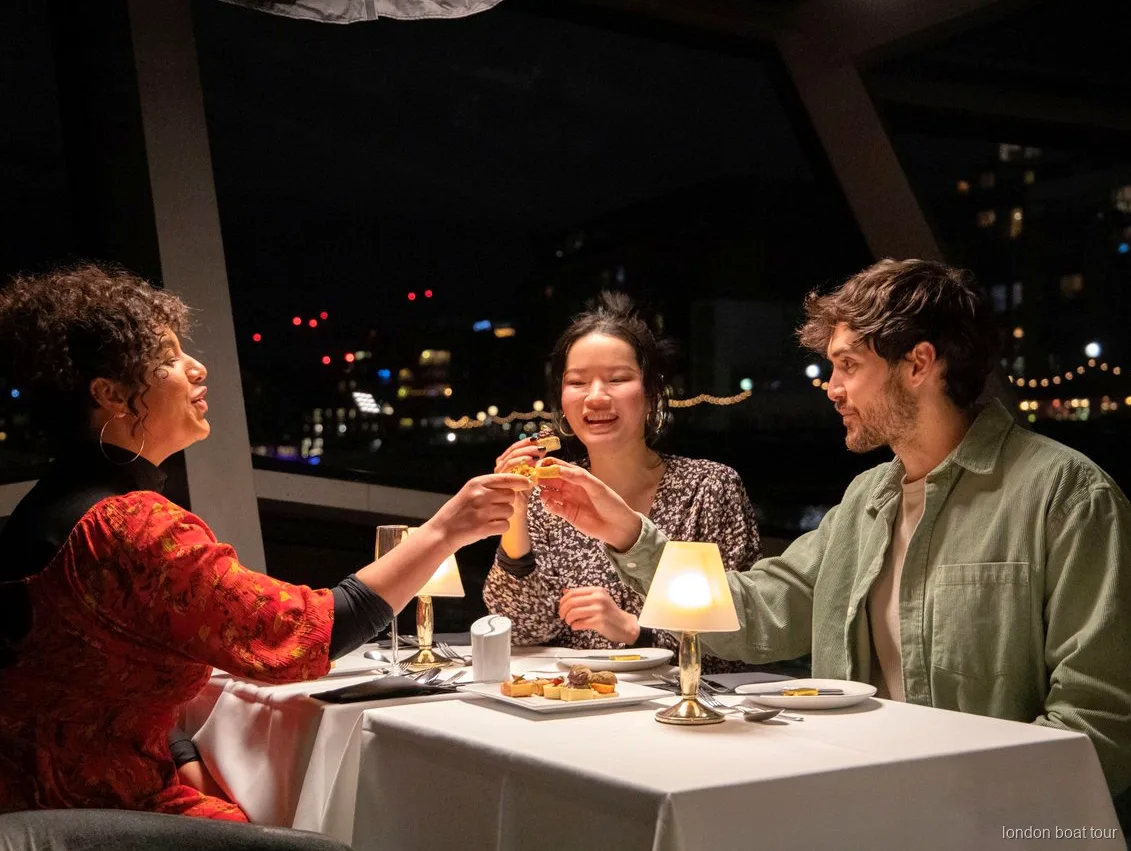 Taula preparada per a un sopar de 3 plats en un creuer nocturn pel Tàmesi