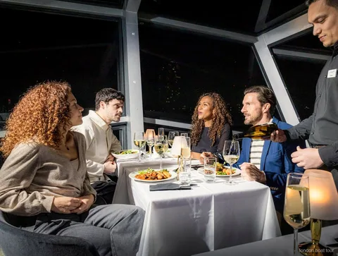 Vaixell del creuer amb sopar il·luminat de nit sortint del moll de Westminster