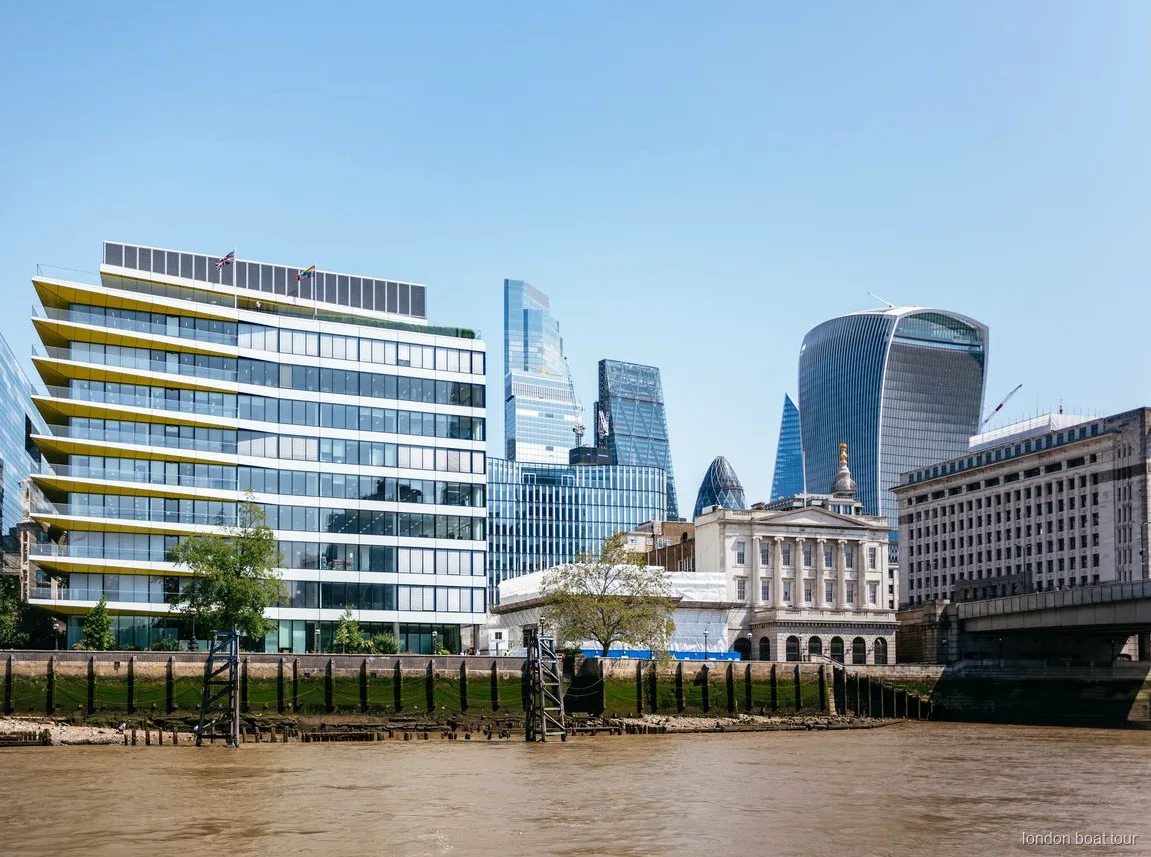 Vaixell de creuer pel Tàmesi arribant al moll de Greenwich al final del tour en vaixell a Londres