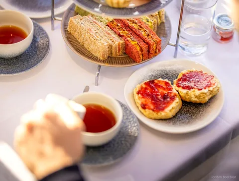 Barca da crociera con afternoon tea sul Tamigi in partenza dal Tower Pier a Londra