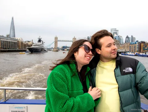 Passeggeri che salgono a bordo di una barca hop-on hop-off a un molo di Londra sul Tamigi