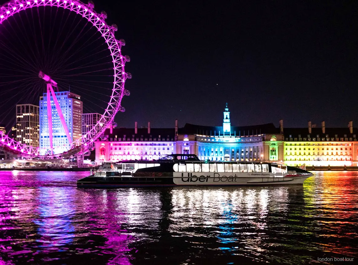 Skyline di Londra illuminato di notte visto dalla crociera notturna illuminata sul Tamigi