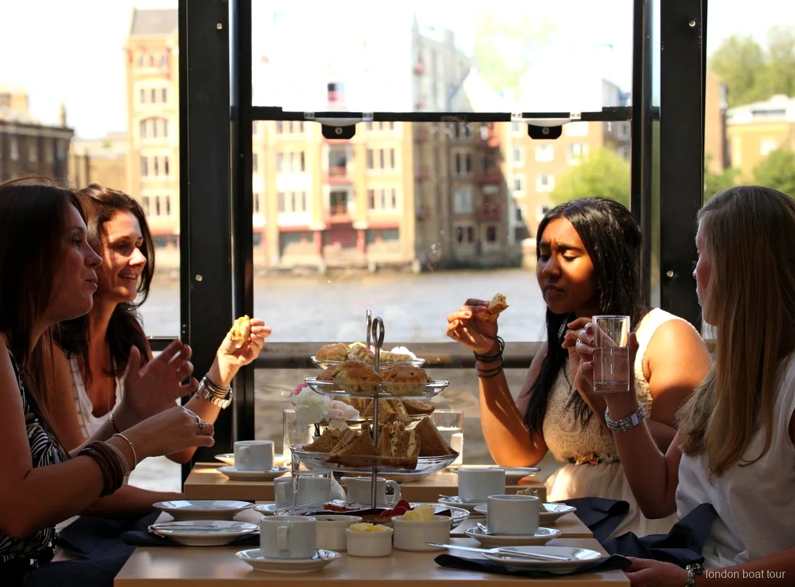 Présentoir à étages servi pendant une croisière Afternoon Tea sur la Tamise à Londres