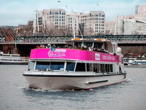 Bateau de croisière sur la Tamise partant du ponton sous le London Eye à Londres