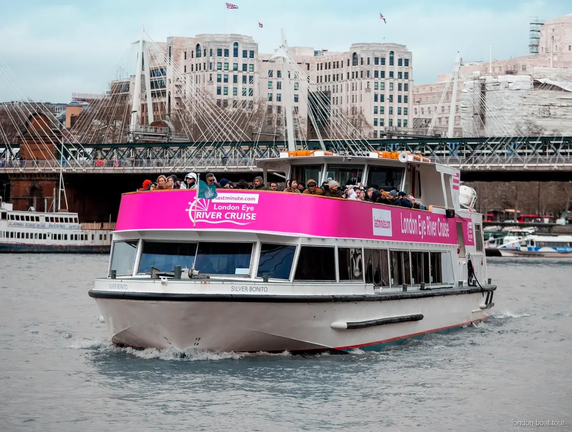 Bateau de croisière sur la Tamise partant du ponton sous le London Eye à Londres