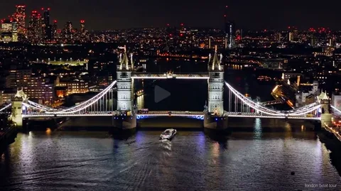 Pont de la Tamise illuminé la nuit pendant la croisière de nuit à Londres