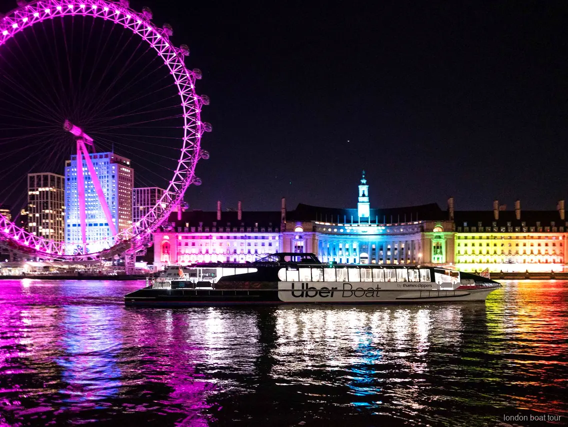 Skyline de Londres illuminée la nuit vue depuis la croisière de nuit sur la Tamise
