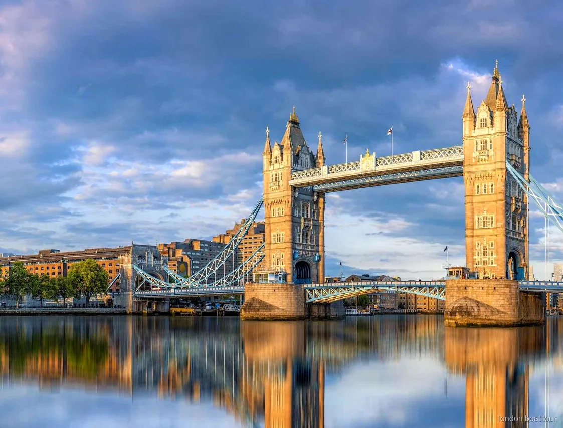 Vue des Chambres du Parlement depuis une croisière en bateau sur la Tamise à Londres