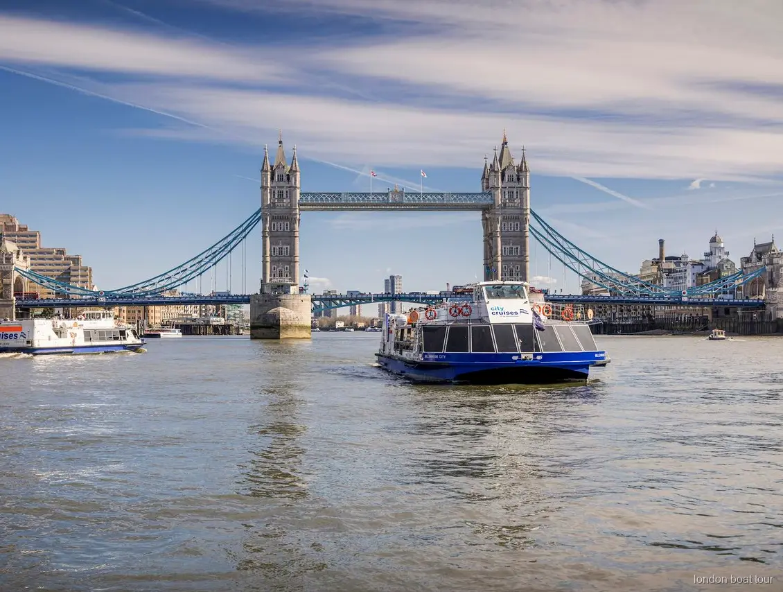 Barco del crucero hop-on hop-off por el Támesis atracando en un muelle de Londres