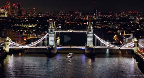 Puente del Támesis iluminado de noche durante el crucero nocturno iluminado en Londres