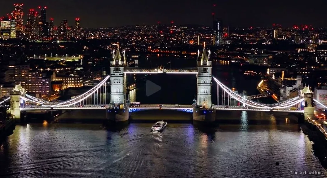 Puente del Támesis iluminado de noche durante el crucero nocturno iluminado en Londres