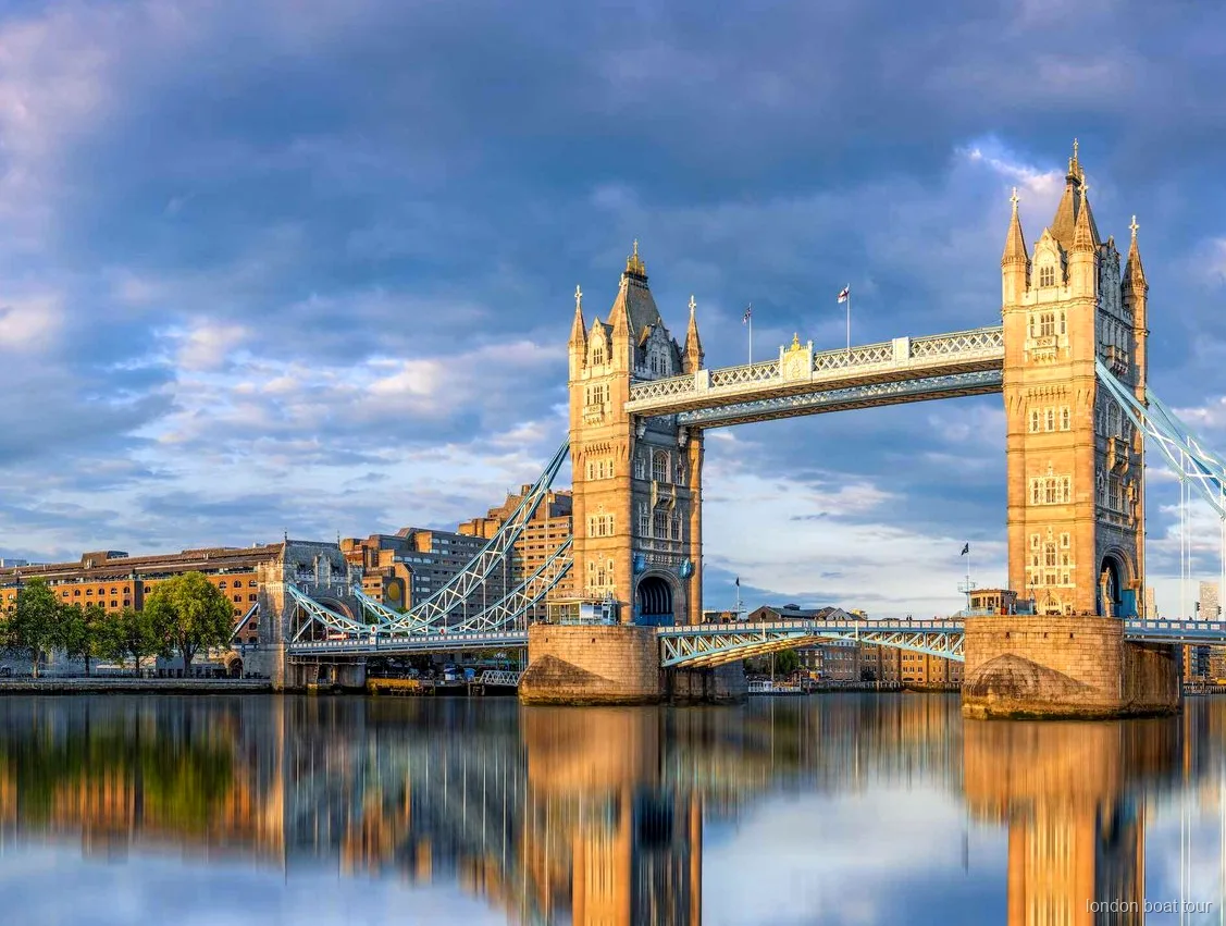 Vista del Parlamento británico desde un crucero turístico por el río Támesis