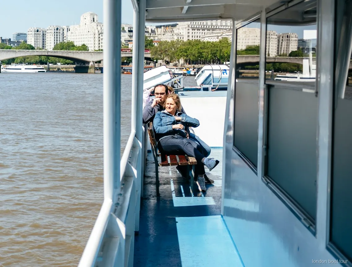 Asientos en el salón interior climatizado de un crucero turístico por el Támesis en Londres