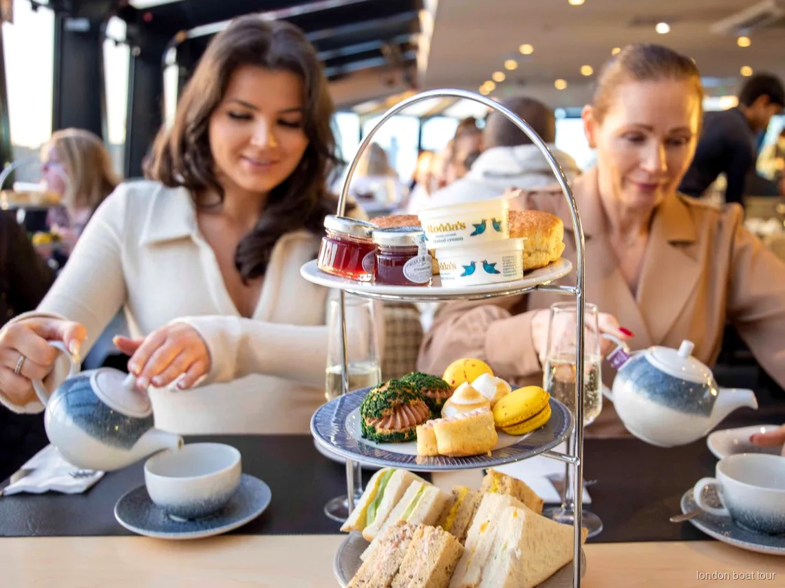 Bandeja de té de la tarde con sándwiches y scones servida en un crucero por el Támesis