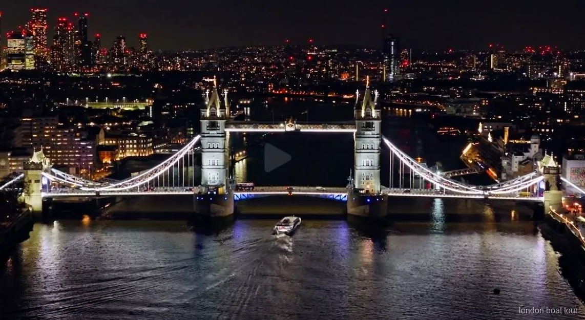 Ponte do Tâmisa iluminada à noite durante o cruzeiro noturno iluminado em Londres