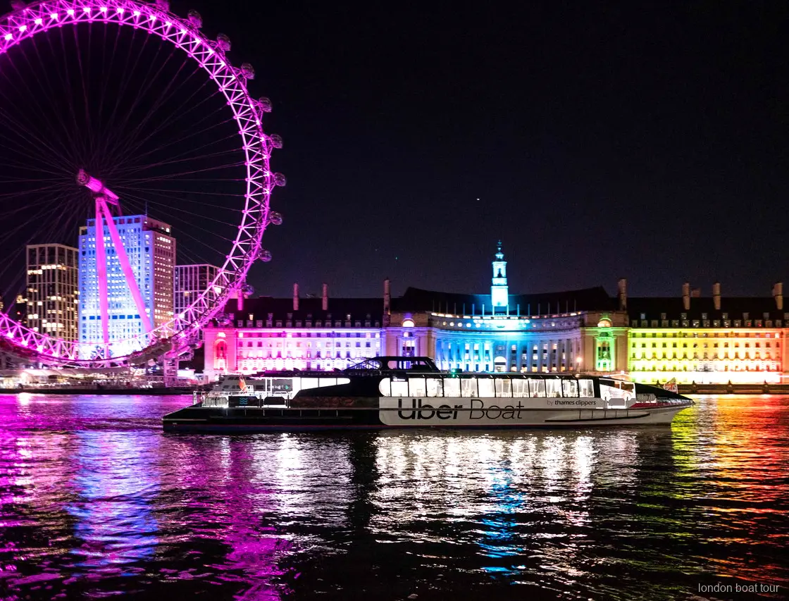 Horizonte de Londres iluminado à noite visto do cruzeiro noturno iluminado no Tâmisa