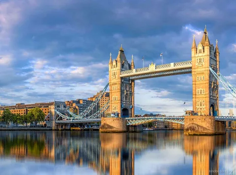 Vista do Parlamento britânico durante um passeio de barco em Londres pelo rio Tâmisa