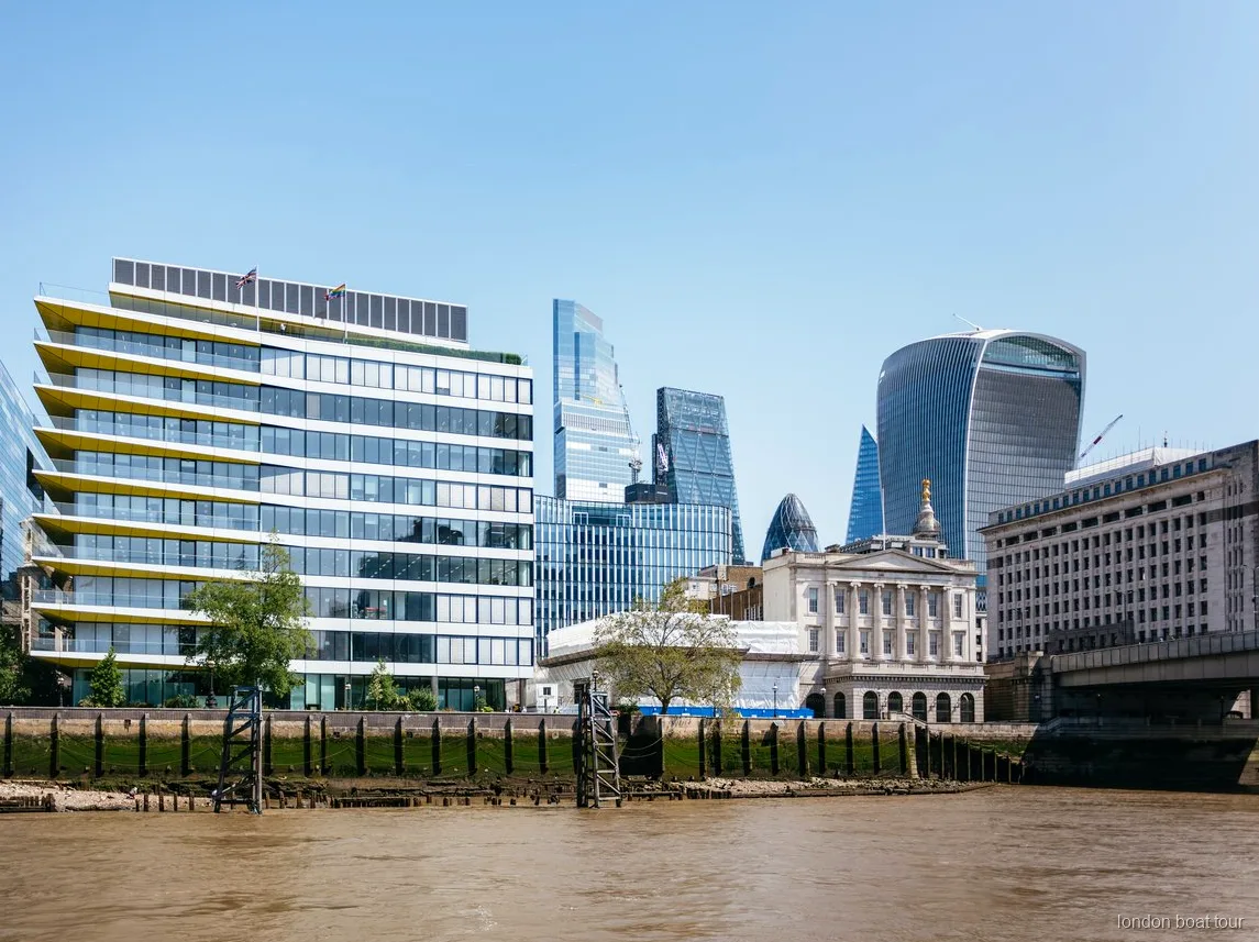 Barco de cruzeiro no Tâmisa a aproximar-se de Greenwich Pier no final do passeio de barco em Londres