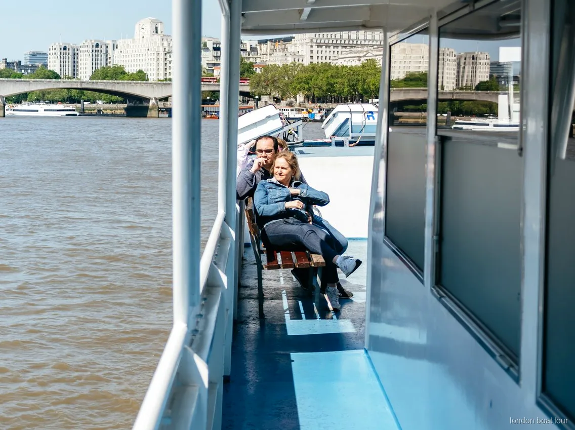 Interior do salão aquecido de um barco de cruzeiro turístico no Tâmisa em Londres