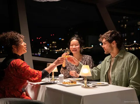 Table dressée pour un dîner à 3 plats sur un dîner croisière sur la Tamise de nuit