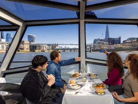 Bord dækket til et 2-retters måltid på en frokostsejltursbåd på Themsen i London
