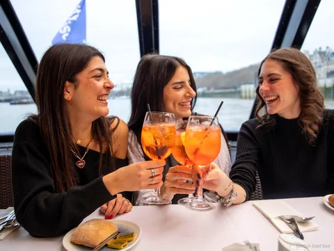 Frokostsejltursbåd afgår fra Tower Pier nær Tower Bridge