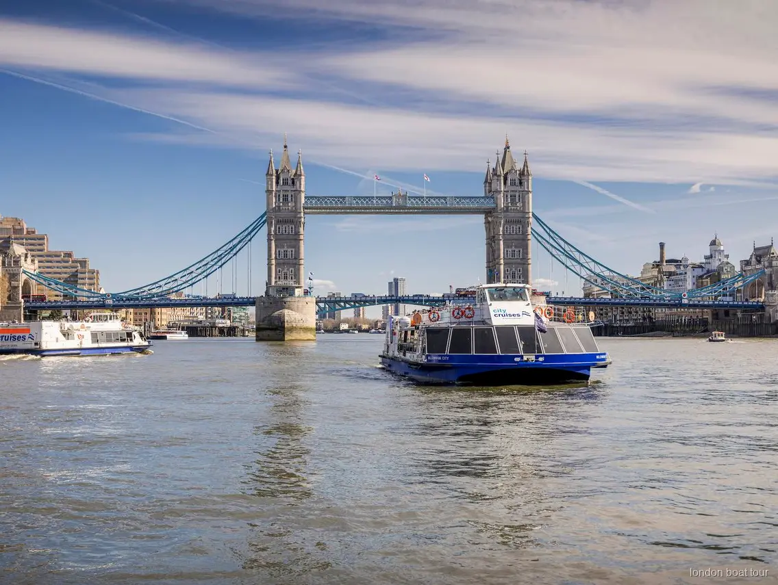 Hop-on hop-off kryssningsbåt som lägger till vid en brygga i London