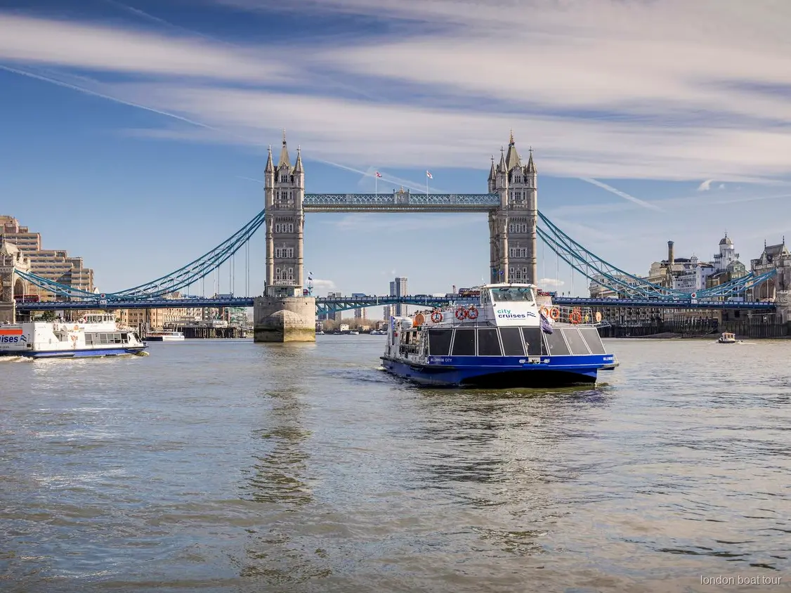Hop-on hop-off sejltursbåd lægger til ved en brygge i London