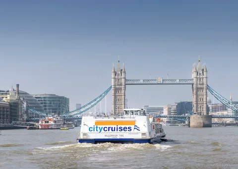 Udsigt til Tower Bridge fra en hop-on hop-off sejltursbåd på Themsen i London