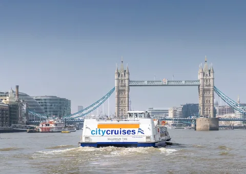 Uitzicht op Tower Bridge vanaf een hop-on hop-off boottocht op de Theems