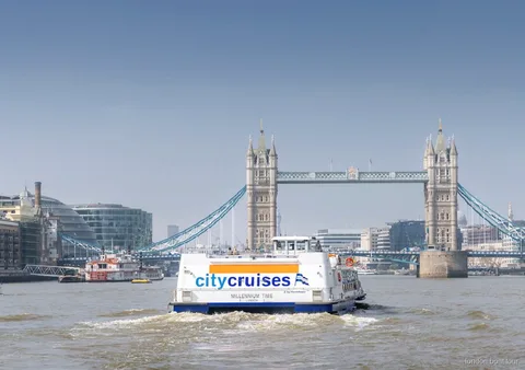 Blick auf die Tower Bridge von einer Hop-on-hop-off Bootsfahrt auf der Themse in London