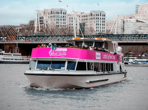 Vaixell del creuer pel Tàmesi del London Eye sortint del moll sota la roda