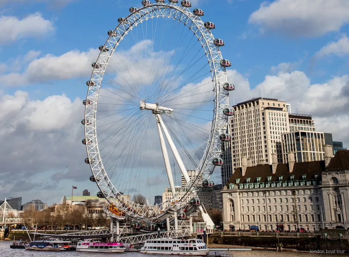 Passeggeri su una barca da crociera del London Eye che passa davanti al Tower Bridge
