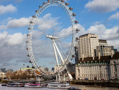 Passageiros num cruzeiro do London Eye a passar pela Tower Bridge
