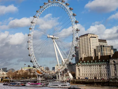 Passagiers op de London Eye boottocht passeren Tower Bridge