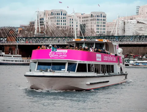 Bootsfahrt-Boot legt an der Anlegestelle unter dem London Eye ab