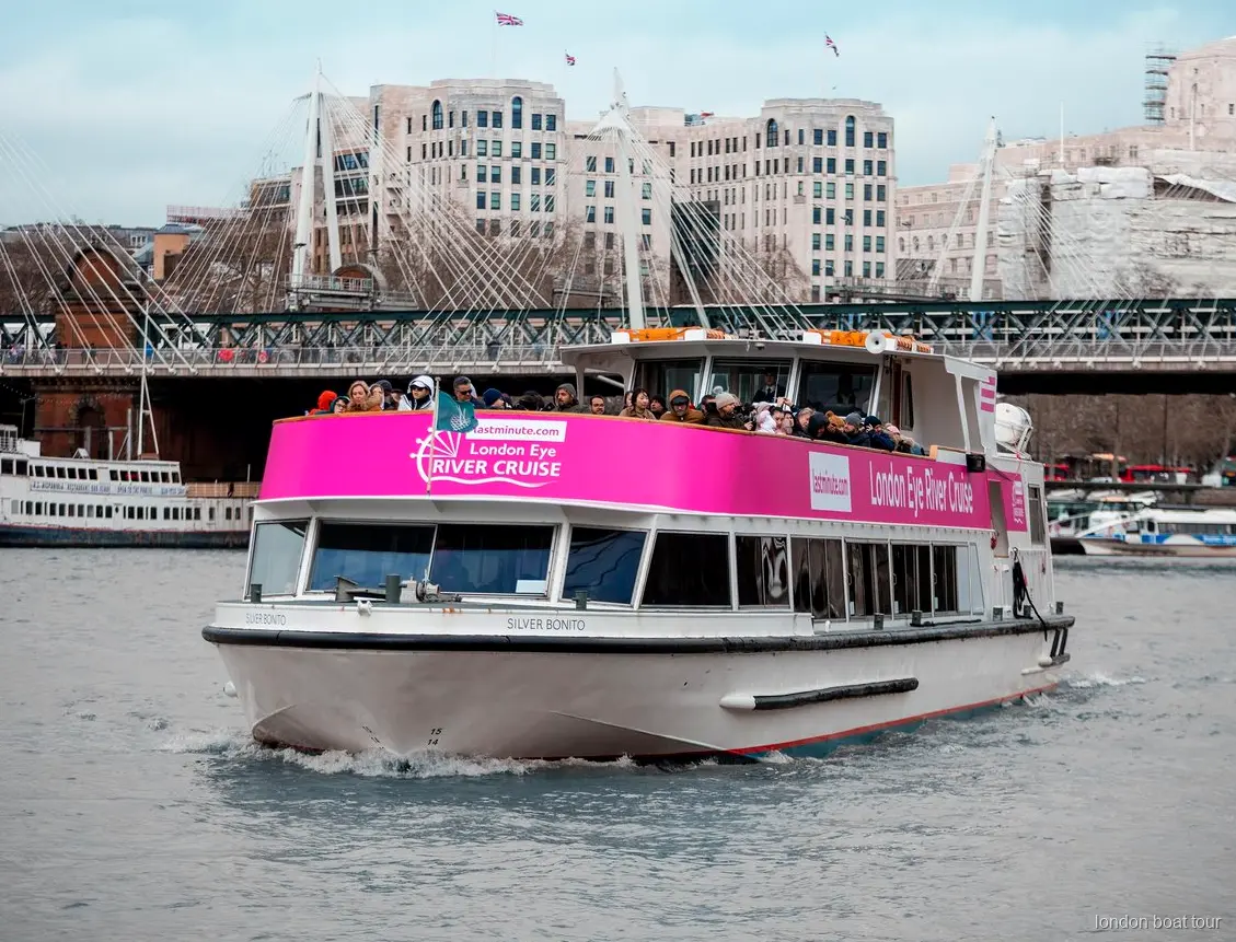 Bootsfahrt-Boot legt an der Anlegestelle unter dem London Eye ab