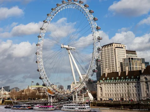 Passagiere auf einer London Eye Bootsfahrt vorbei an der Tower Bridge