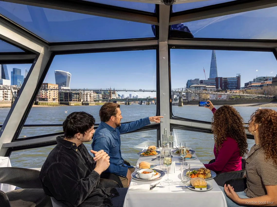 Bord dukat för en 2-rätters måltid på en lunchkryssningsbåt på Themsen i London