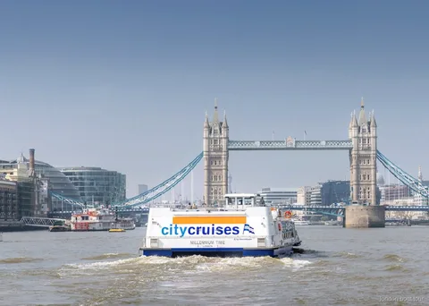 Widok na Tower Bridge z łodzi rejsu hop-on hop-off po Tamizie w Londynie