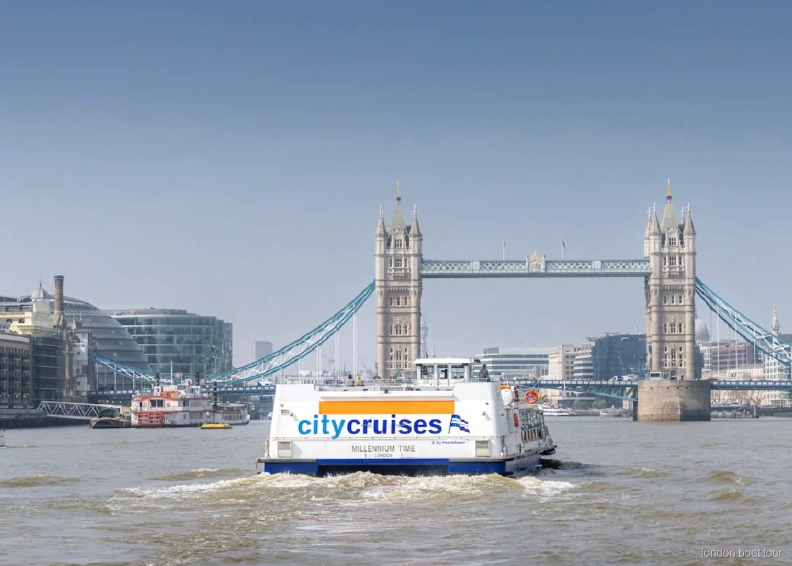 Widok na Tower Bridge z łodzi rejsu hop-on hop-off po Tamizie w Londynie