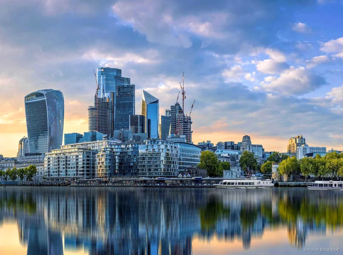 Łódź rejsu po Tamizie mijająca Tower Bridge na trasie Westminster-Greenwich w Londynie